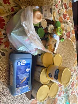 Latas de leche  y gerbers  de fruta