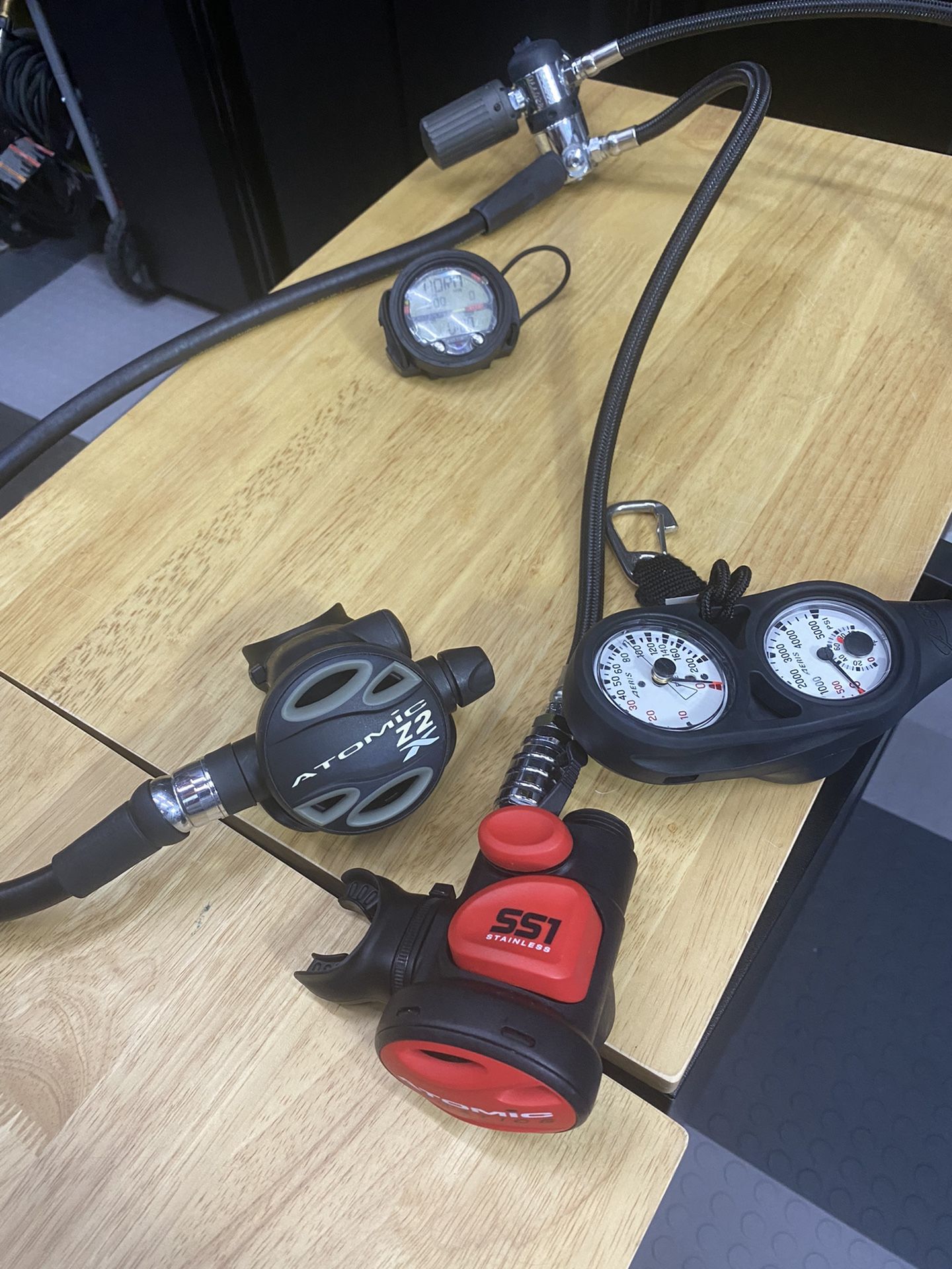 Atomic Z2x Scuba Regulator Set w/ Wireless Transmitter Computer