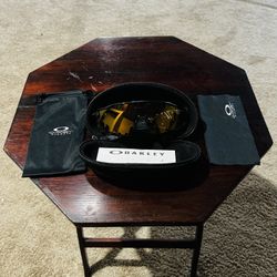 *OFFERS ONLY* Oakley Sunglasses - Men - Gold and Black 