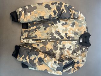 Woman’s North Face XS Camo Jacket Like New