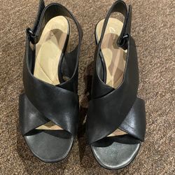 EUC Women’s 6 open toe black criss cross wedge dress shoe sandal slip on leather