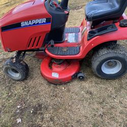 SNAPPER LT200 42 Inch Riding Mower 20 HP Briggs Stratton engine, Hydrostatic Auto Transmission, Runs And Works