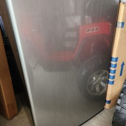 **For Sale: Magic Chef Mini Fridge (4.5 cu. ft.) with True Freezer - Stainless Look**