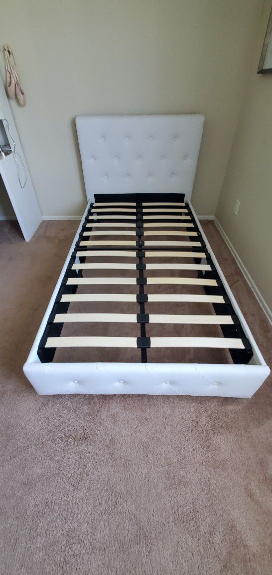 TWIN SIZE BED WHITE FAUX LEATHER