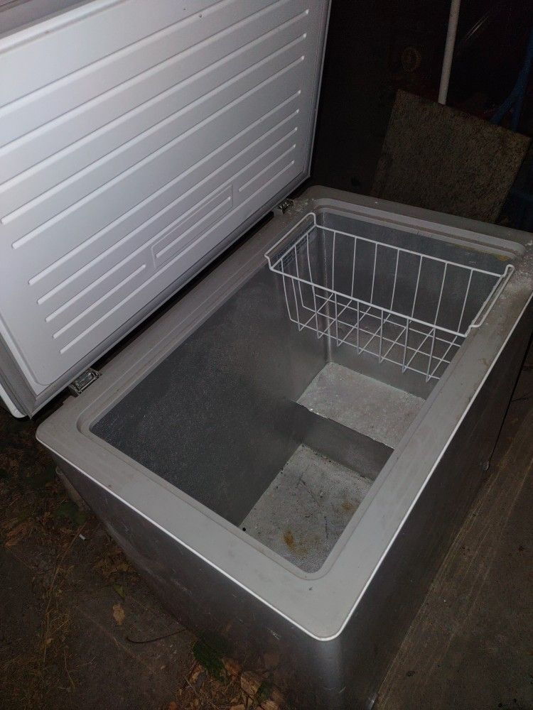 Make Me An Offer Must Go ASAP Freezer Chest (Ice Box) 7 Cubic Feet