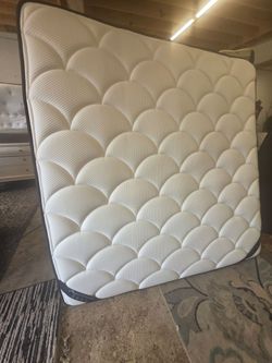 King DreamCloud Luxury Hybrid Mattress