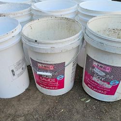 Plastic 5 gallon buckets