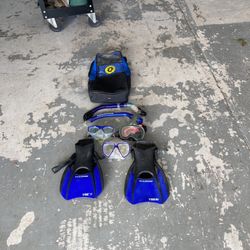 Us Divers Fins three mask two snorkels with the bag