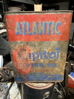 Atlantic    Capitol    Motor  oil.   Two  gallon. Can