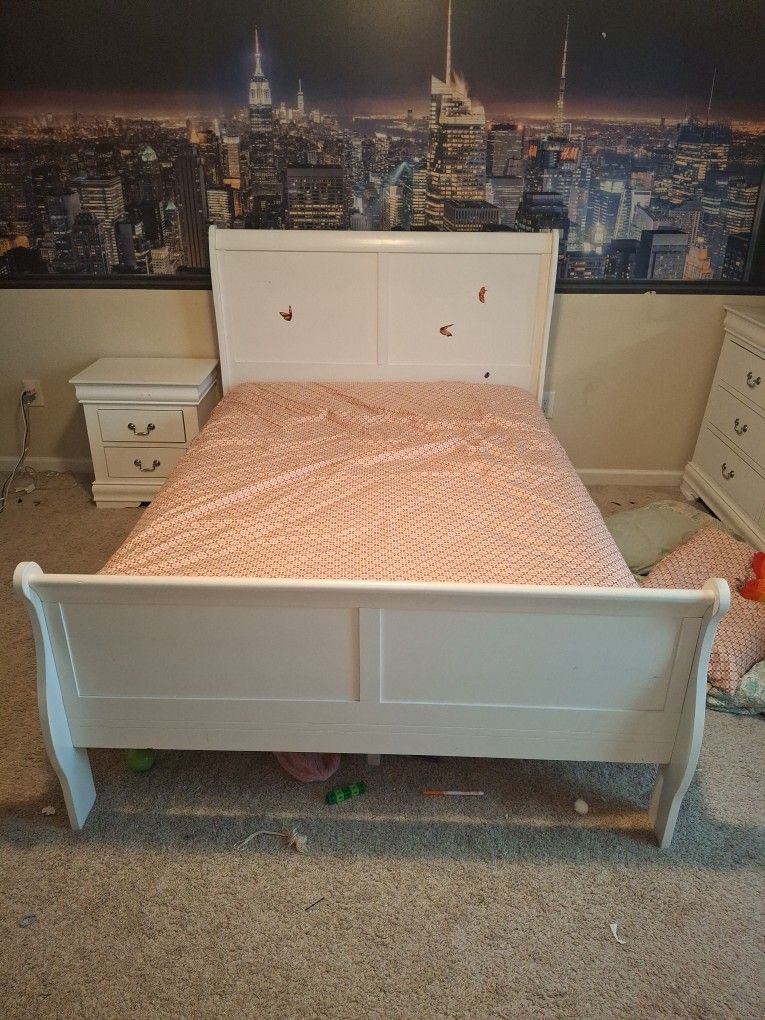 White Queen Bedframe (No Matress)