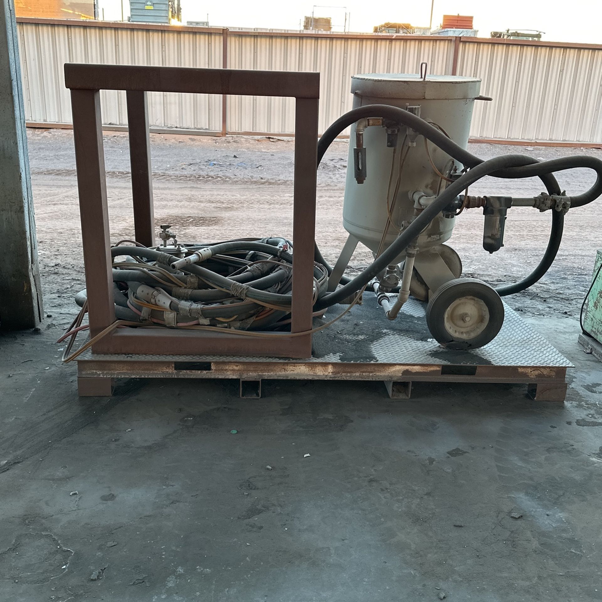 Sand blasting equipment