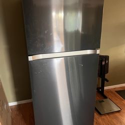 18 Cubic foot Samsung refrigerator