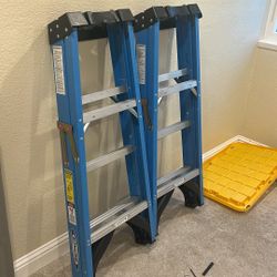Werner 4 ft. H Fiberglass Step Ladder Type I 250 lb. capacity