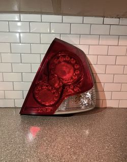 2008-2010 Infiniti M35-M45 Tail Light 