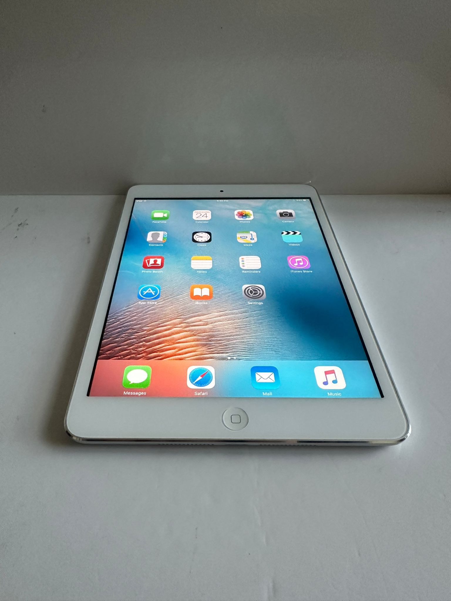 Apple iPad Mini 1st Gen White A1432 16GB Tablet 7.9” iOS 9.3.5 - $29