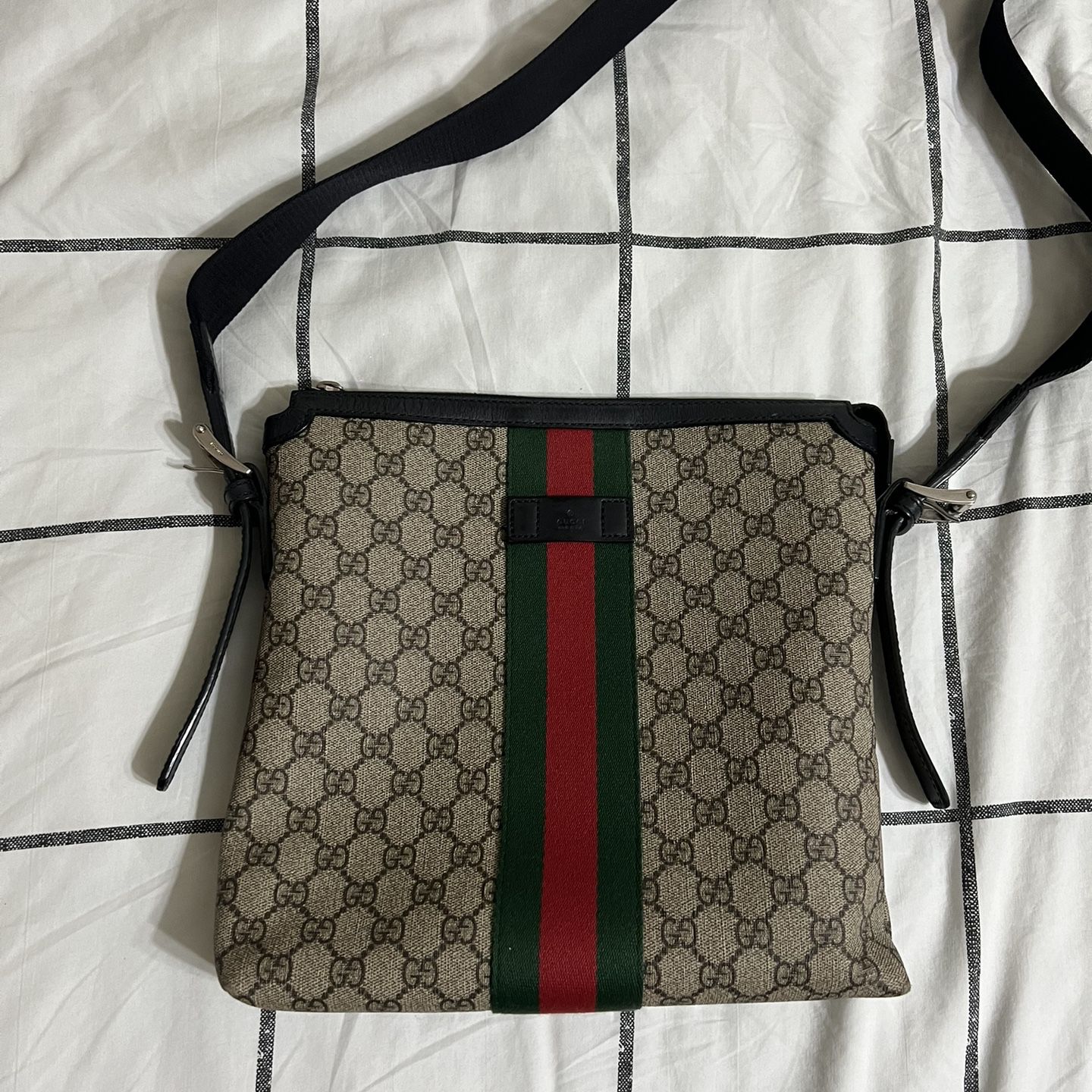 Oversized Gucci Dust Bag for Sale in Biscayne Park, FL - OfferUp