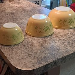 Vintage Pyrex  Bowls 