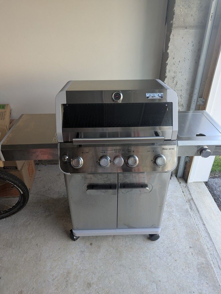 Monument Mesa 405BZ Stainless Steel 5 -Burner Infrared Liquid Propane Gas Grill 1 -Side Burner