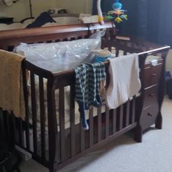 Baby crib with changing table - Espresso Dream On Me