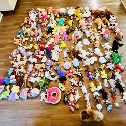 157 Stuffed Animals And Disney characters (incl. 2 Storage Bags)