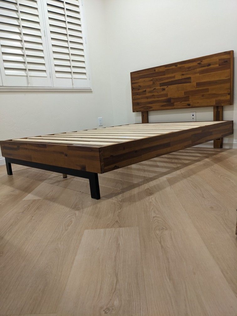 Zinus Tricia Acacia Wood Platform FULL Bed Frame with Adjustable