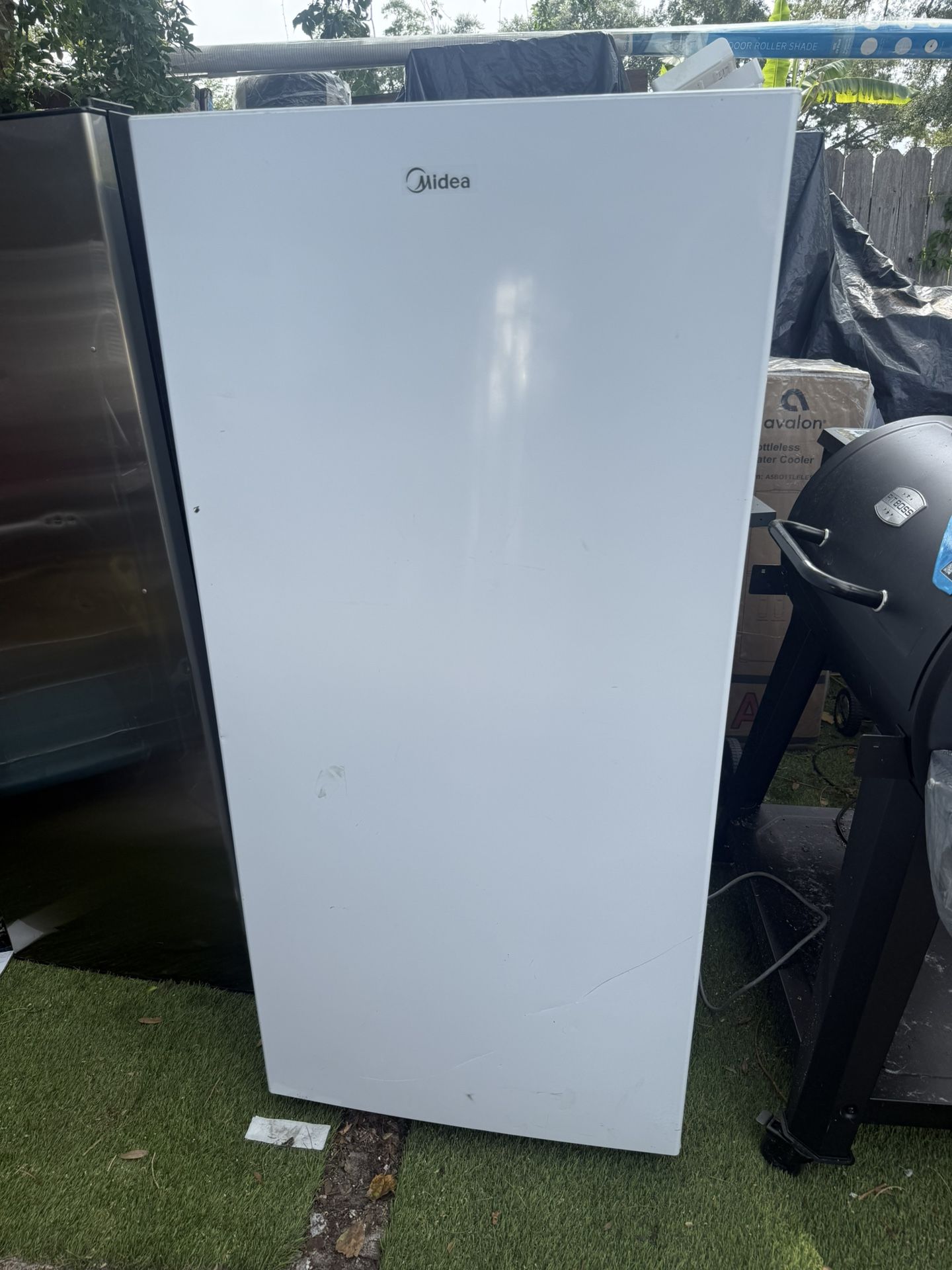 Midea Convertible Upright Freezer/Refrigerator 13.8-cu ft Garage Ready Frost-free Upright Freezer (White )