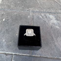 14k White Gold Ring With Diamonds 