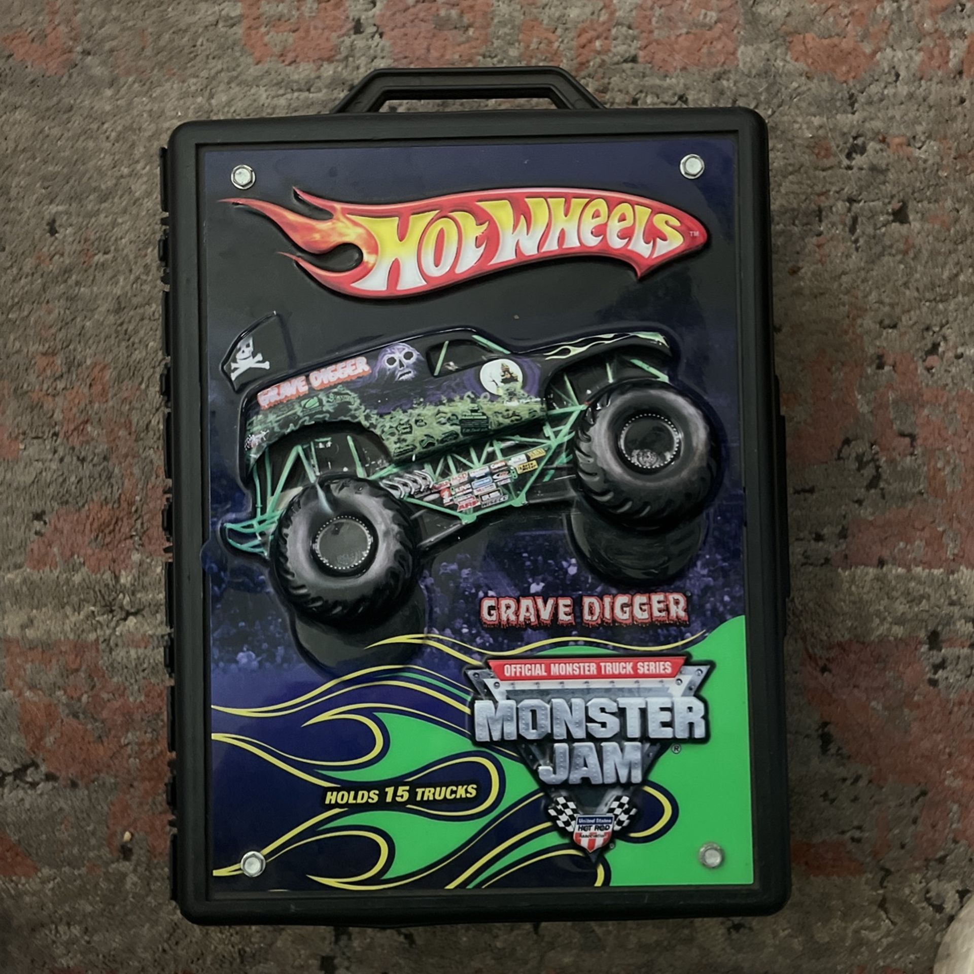 Monster Jam Hot Wheels Set Of 15 Trucks With Carrying Case .. Includes Grave Digger