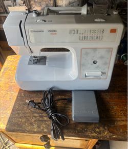 Husqvarna Viking H|Class E10 Sewing Machine Like New
