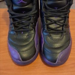 Nike Air jordans 12 retro blk/purple size 3y