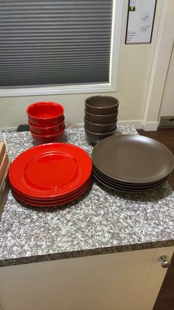 Dining plates set