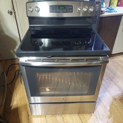 Reduced-Excellent, Near New Condition,  GE 5 Burner glass top stove with Self Cleaning Oven. Works Like New