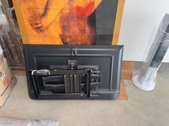 Rocu TV with wall mount