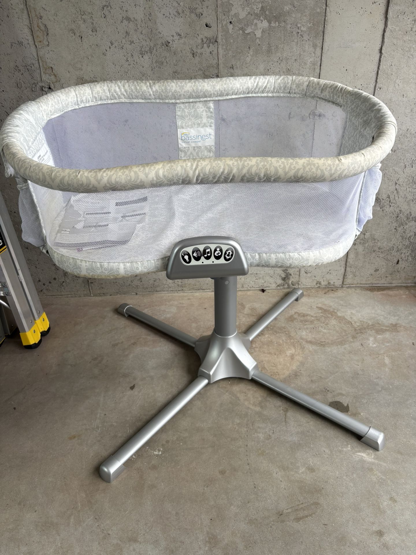 HALO Bassinest Swivel Sleeper