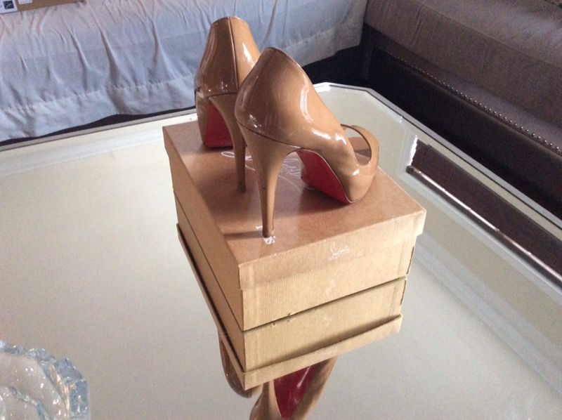 Christian Louboutin nude patent pump