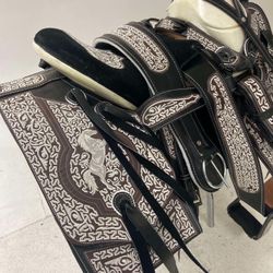 Montura charra bordada con cantinas Cuadradas