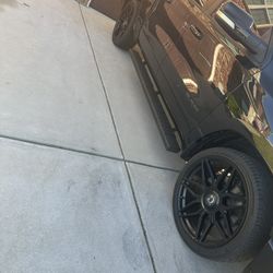 24’’ Dolce Luxury Gloss Black wheels with floating cap 6 lug (Tires included)