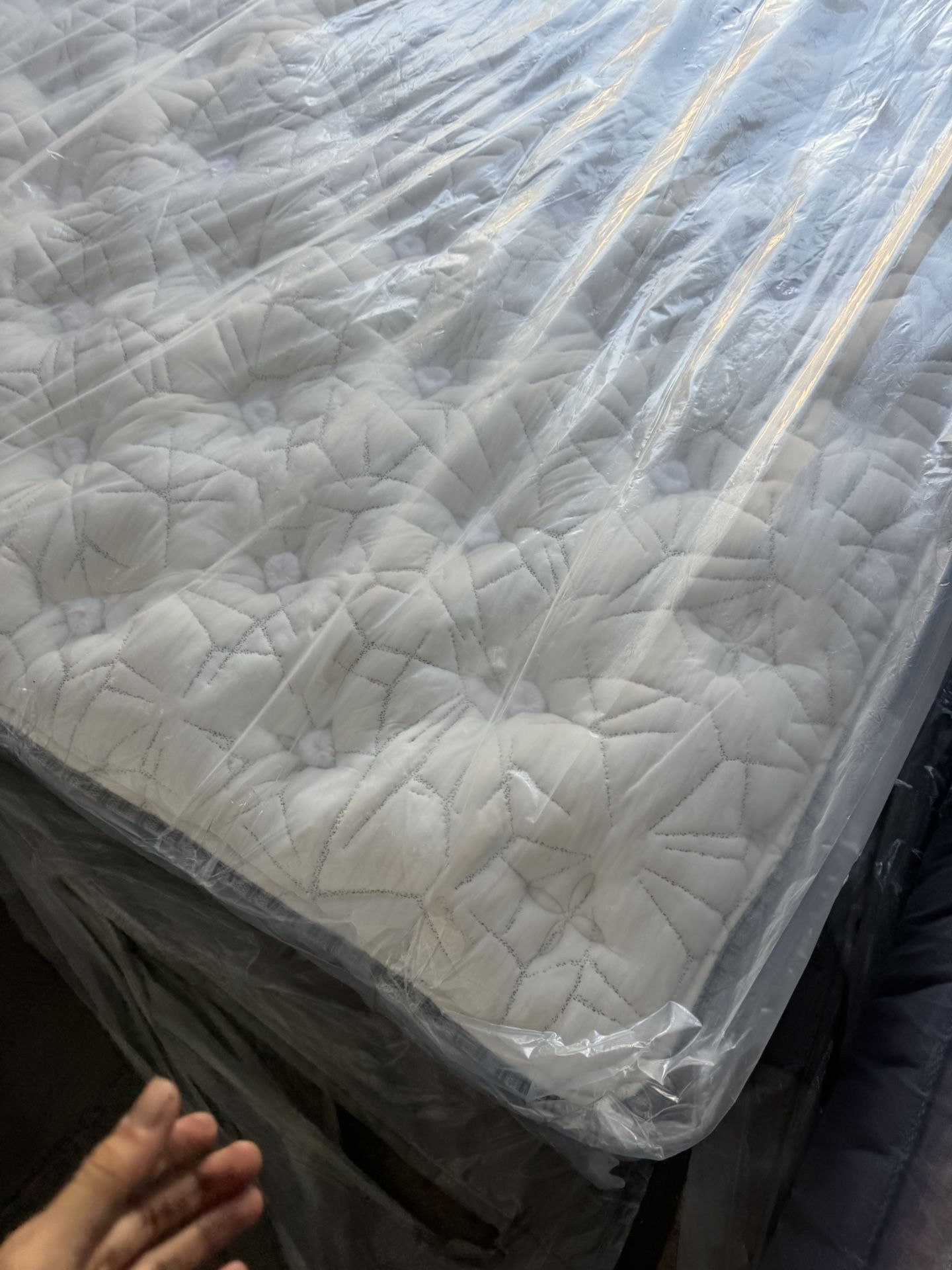 California King Size Bed Mattress King Koil Intimate Medium firm Euro Top Pillow Stearns & Foster Aireloom Kluf Hotel Collection Serta Sealy Beautyres