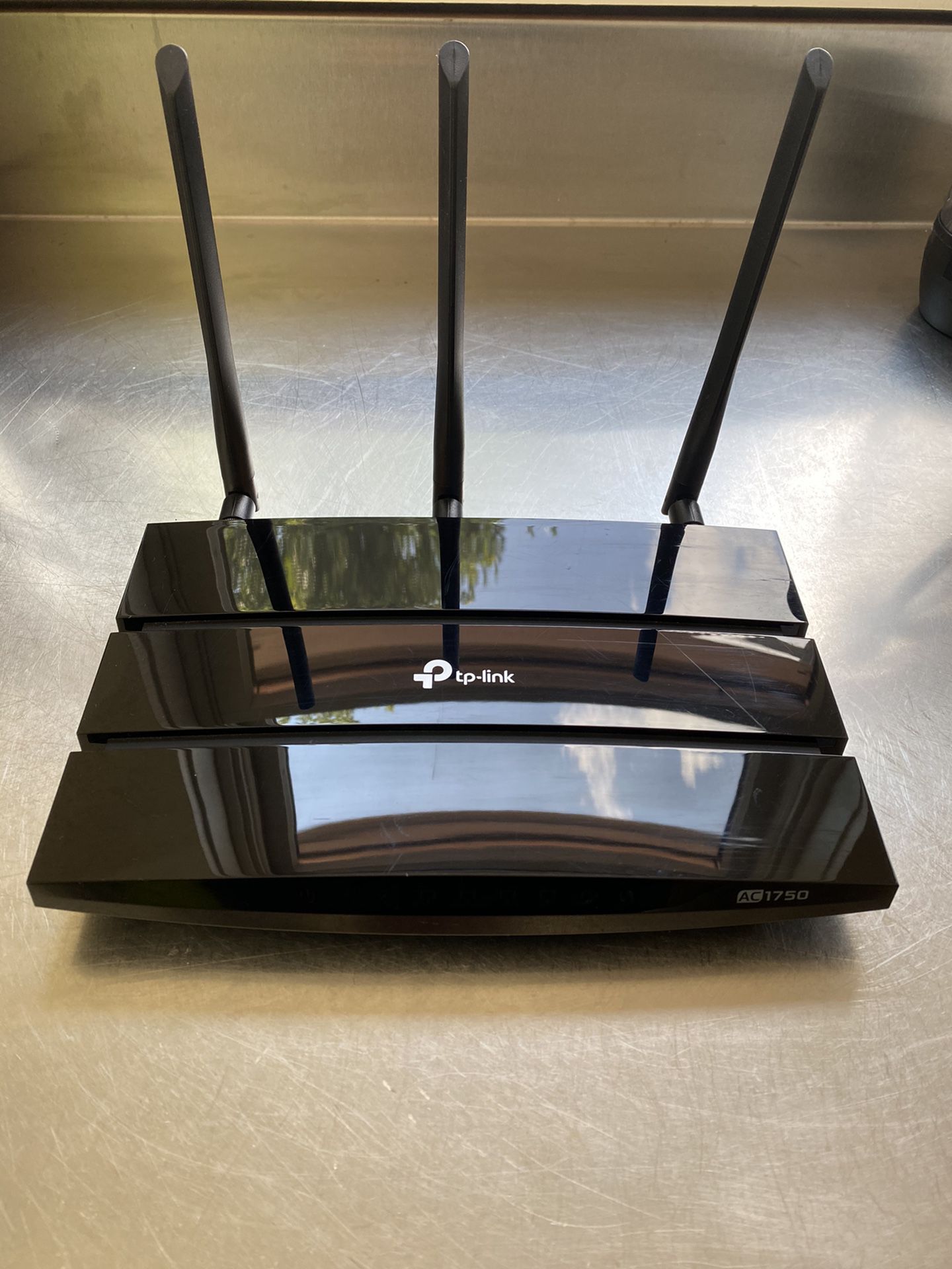 Gig speed wireless router that has long range