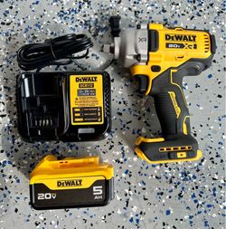 DeWalt DCF891 20V Max XR 1/2" Mid-Range Impact Wrench Kit