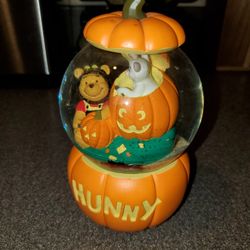 Disney Brand Winnie The Pooh Pumpkin Glitter Globe