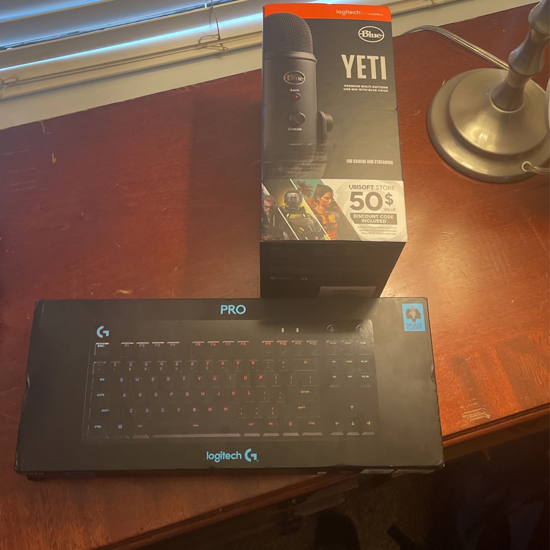 Yeti Microphone & Logitech G pro keyboard 100 for both.