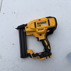 📌DEWALT 20V MAX XR Lithium-Ion Cordless 18-Gauge Narrow Crown Stapler (Tool Only) 👉PRECIO FIRME NO MENOS👉$155 usada