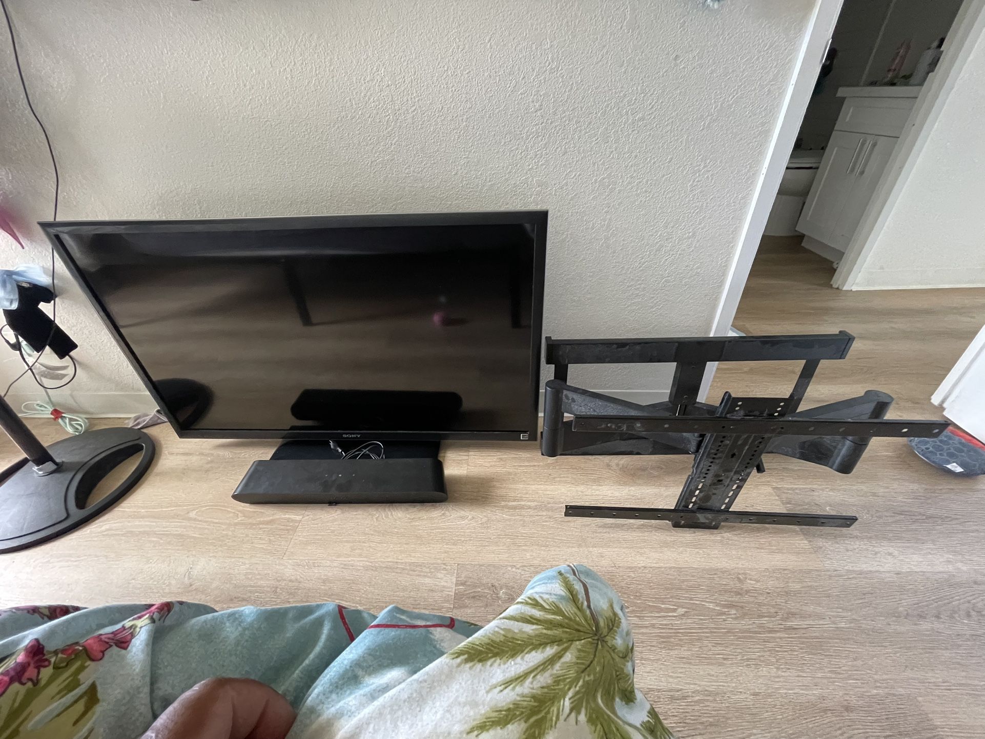 46” Sony TV / Sonos Sound Bar & Roku
