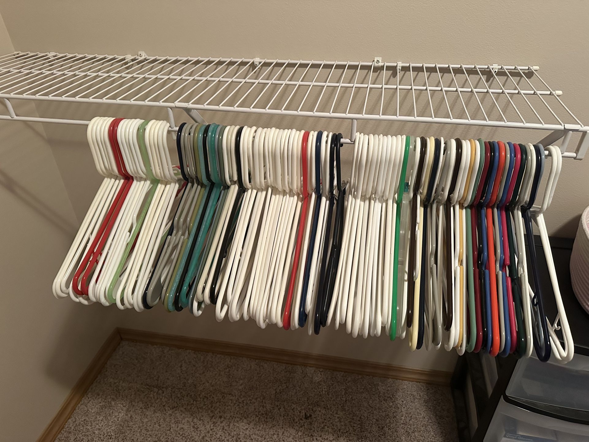 👕 Adult Size plastic clothes hangers. Set of 180 for $20 or 90 for $10 PU near Kennewick Walmart