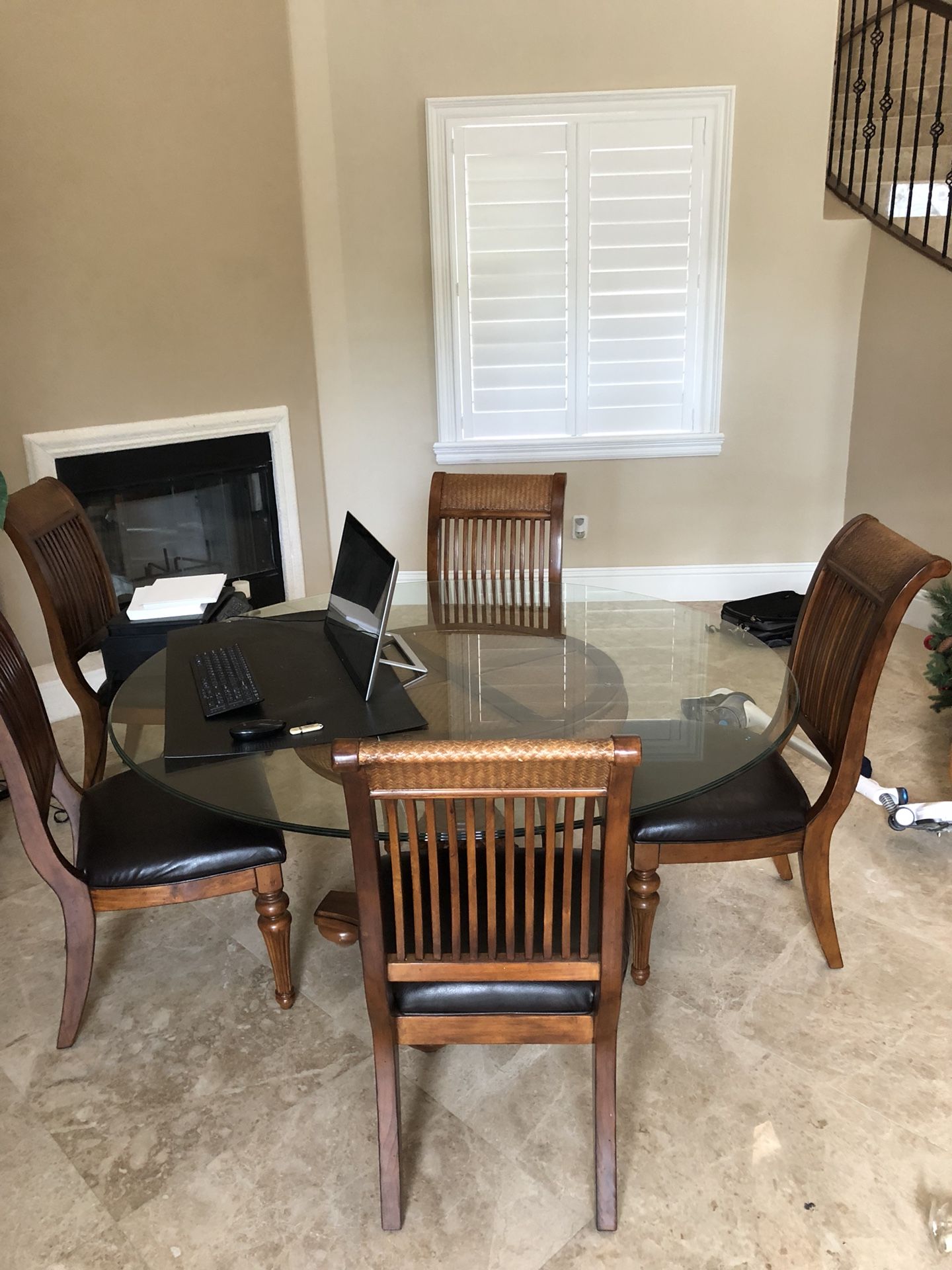Breakfast table and 5 chairs