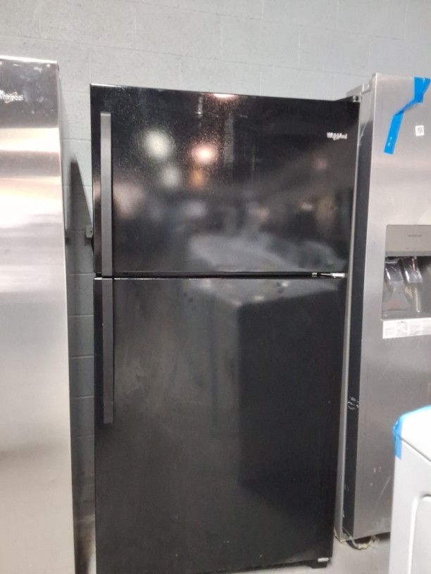 Whirlpool Refrigerator Has Four Drawers In Black