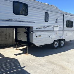 2003 Nash Fifth Wheel 24 Foot with electric slide out very nice condition Phoenix