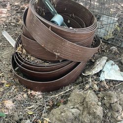 plastico  es  como 50 a 60 pies de largo x4  pulgadas de alto