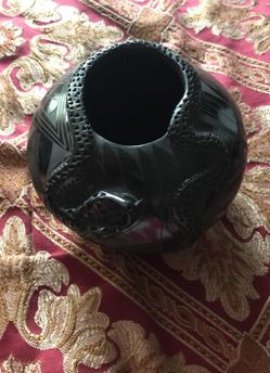 Genoveva Quezda black pottery
